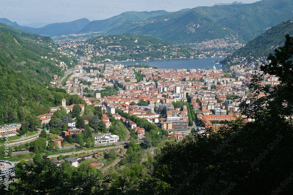 Fototapeta premium Panoramica dall'alto sul centro della città di Como, Lombardia, Italia.