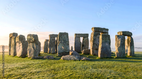 Cuadro en lienzo Stonehenge ancient monument at sunrise with misty background