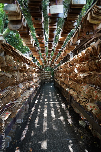 Schilderij op canvas Wooden prayer plaques (Ema) tunnel at Kawagoe Hikawa Shrine