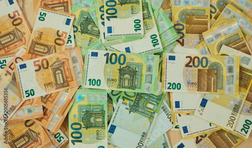 Φωτογραφία Euro banknotes are arranged in grouped stacks by denomination on a wooden surface
