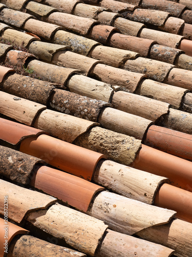 Manutenzione di un tetto antico con inserimento di nuove tegole in terracotta