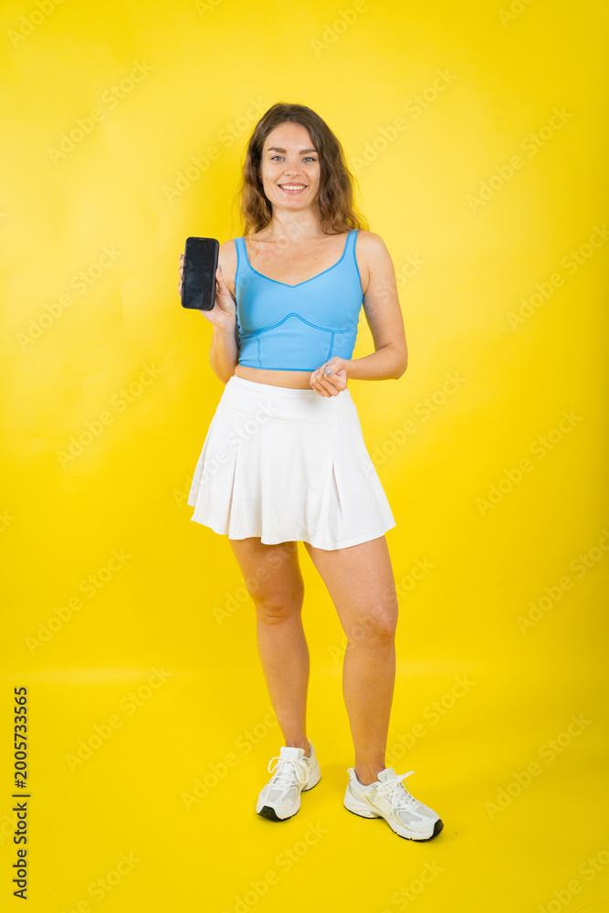 Naklejka premium Woman showing mobile application on blank screen