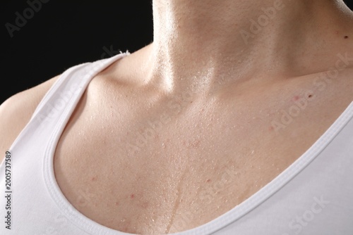 Canvastavla Young guy with sweat on his body against black background, closeup