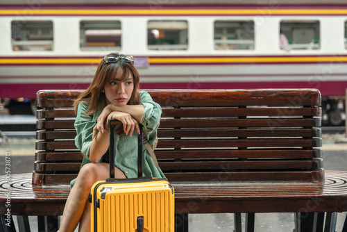 Foto Young woman depressed mistakes a train