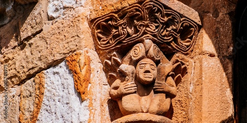 фотографія Capital on a column showing a woman with her legs open and displaying her genitals