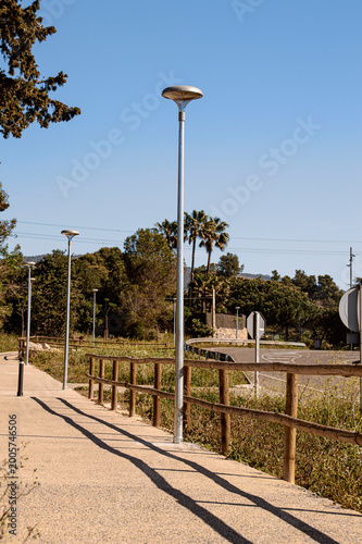 camino con valla de madera