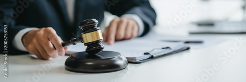 Φωτογραφία Attorney consulting on legal matters in law firm office