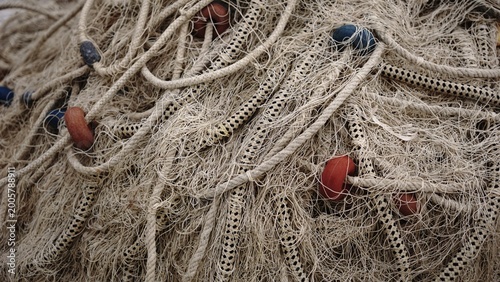 Schilderij op canvas white net with ropes and buoys