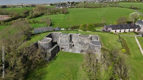 Survol des fours à chaux du Rey, sur la commune de Regnéville-sur-Mer en Normandie. Un site construit entre 1852 et 1854, restauré et entretenu par le conseil général de la Manche. traveling ascendant