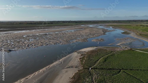 Vue aérienne de l'embouchure de la Sienne, une rivière qui se jette dans la Manche à Regnéville-sur-Mer. Traveling descendant.