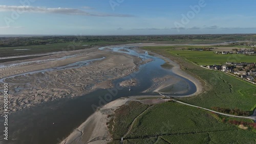 Vue aérienne de l'embouchure de la Sienne, une rivière qui se jette dans la Manche à Regnéville-sur-Mer. Traveling vers l'avant.