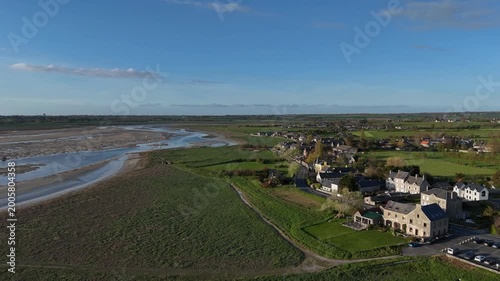 Vue aérienne de Regnéville-sur-Mer et de la Sienne, une rivière qui longe la ville.