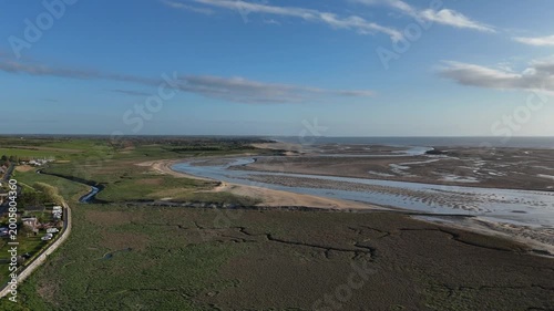 Vue aérienne de l'embouchure de la Sienne, une rivière qui se jette dans la Manche à Regnéville-sur-Mer. Traveling vers l'avant.