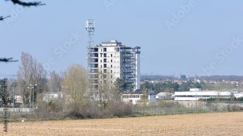 Déconstruction de la tour Alcatel-Nokia, à Nozay en Essonne. Vidéo obtenue par timelapse. Format paysage.