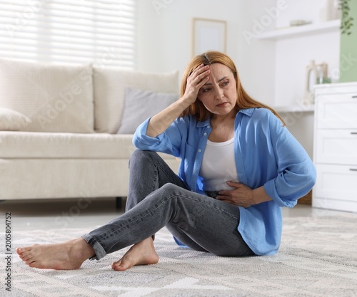 Fotografía Menopause. Woman suffering from abdominal pain at home