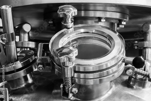 Valokuva Metallic viewport features a transparent center