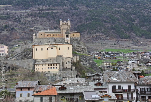 Photos il castello e la chiesa dei Santi Pietro e Paolo dominano l'abitato di Saint Pie