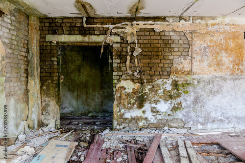 Foto An abandoned Soviet military base in Saarema, Estonia, with peeling walls, broke