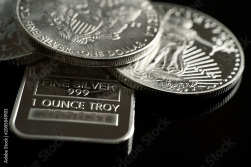Billede på lærred Silver coins Silver bar 999 of precious metal money assets