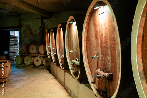 Tableau sur toile Long Reserve Cellar Lined With Oaken Barrels Perspective