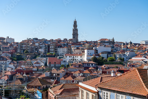 Foto Porto cityscape with jumbled houses leading up to the Clerigos tower on a hill