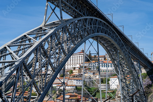 Konstfotografi View from under the arch of the Ponte Luís I bridge towards the Porto Ribeira an