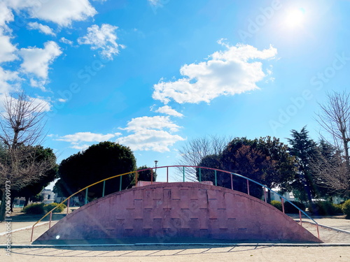 眩しい太陽と公園の風景