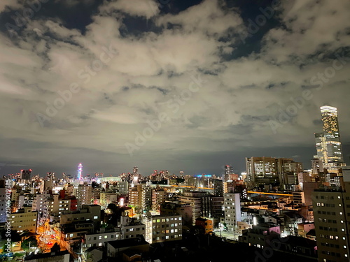 雲が広がる都会の夜景