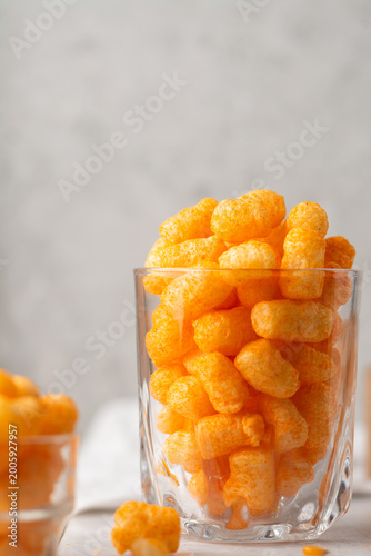Foto Close-up of crispy cheese puff snacks or cornmeal cheese balls stored in a trans