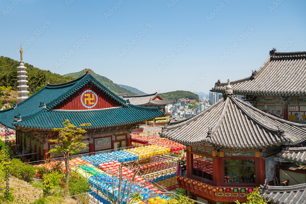 Obraz premium 푸른 하늘과 불교 사원,부산 삼광사의 지붕 풍경