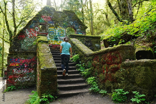 Woman walking on Lush Green Hiking Trail in Forest Park, Portland, Oregon - オレゴン州 ポートランド フォレストパーク 新緑の美しいハイキングコースを歩く女性
