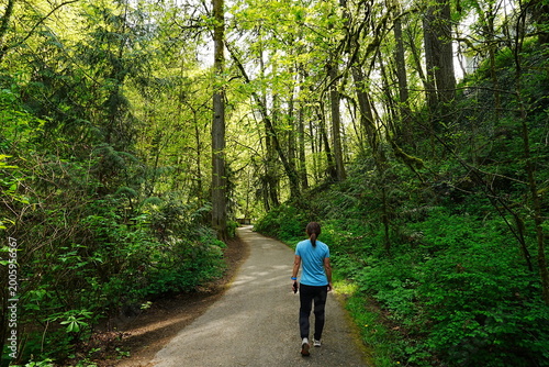 Woman walking on Lush Green Hiking Trail in Forest Park, Portland, Oregon - オレゴン州 ポートランド フォレストパーク 新緑の美しいハイキングコースを歩く女性
