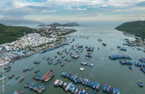 Foto A vast fleet of colorful fishing boats are anchored in the harbor in Nha Trang, Vietnam, showcasing the city's vibrant maritime industry
