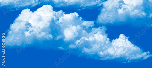 Foto Large white cumulus cloud formation against brilliant blue sky background perfect for weather forecast graphics and environmental designs with soft textures and bright natural lighting on sunny day