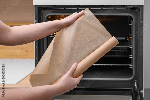 Brown baking paper, home remedies for a clean oven