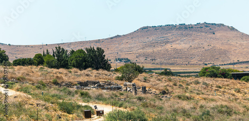 Foto Horizontal high angle wide shot of the arid mountainous border landscape between