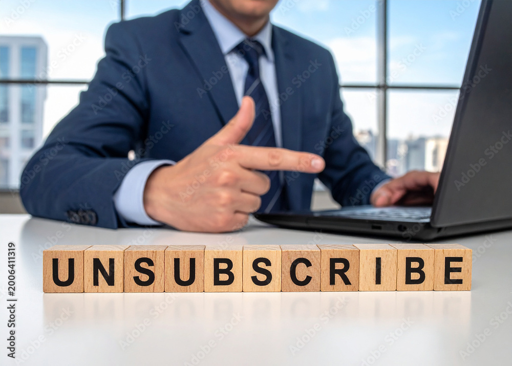 Obraz premium Unsubscribe - Geschäftsmann zeigt auf den Text 