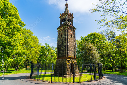 Fotografija East Park Clock Tower in Wolverhampton, an iconic local landmark in glorious par