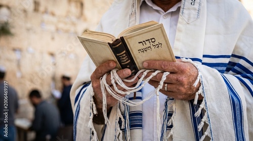 Schilderij op canvas Jewish Man Wearing Tallit Praying with Siddur Prayer Book