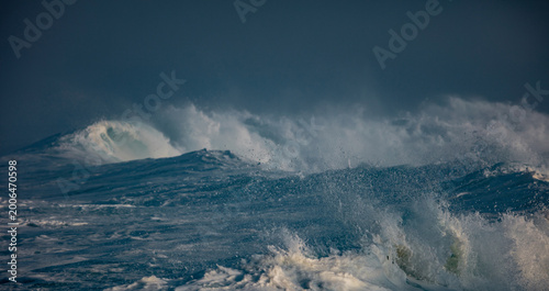 Canvas Print Huge waves crashing in ocean
