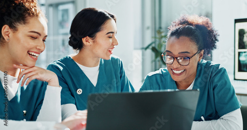 Foto Nurses, laugh and meeting in hospital with laptop, discussion and funny joke for medical research