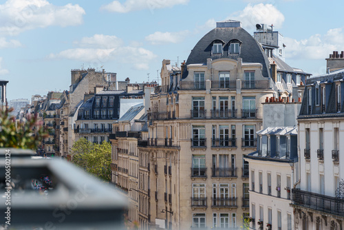 Obraz na plátně Classic Haussmann apartments with slate roofs under blue skies in Paris skyline