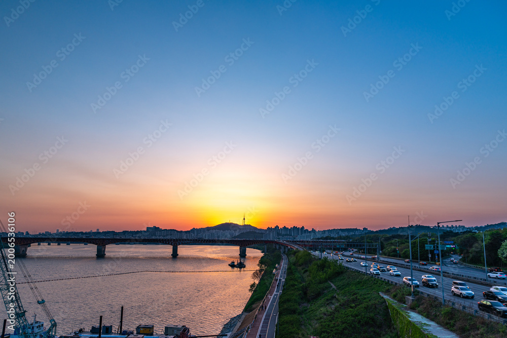 Obraz premium Seoul, South Korea - Apr. 24, 2026 : Sunset Cityscape of Seoul with N Seoul Tower, Seongsu Bridge and Busy Traffic on Gangbyeonbukro Highway