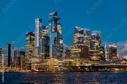 Fotografía Illuminated Hudson Yards district and The Edge at night