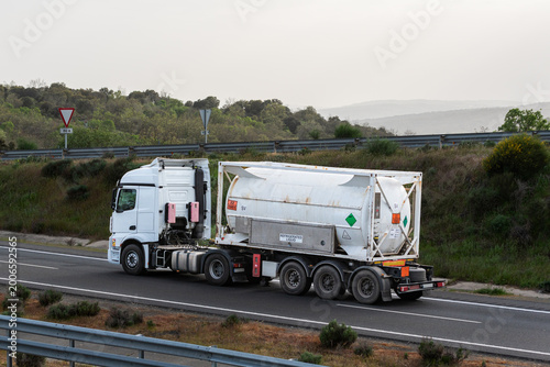Industrial truck with cryogenic container transporting liquefied gas under controlled temperature