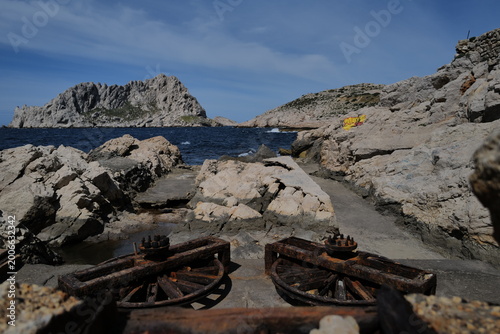 Ancien téléscaphe rouillé face à la mer des Goudes sous ciel bleu