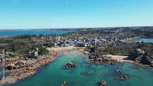 Vue aérienne de la Côte de Granit Rose en Bretagne - France