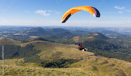 parapente sur le sommet du Puy de dôme en auvergne en été