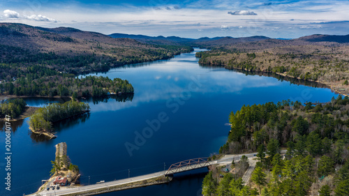 Fotografia Long Lake, NY, USA  April 29, 2026  Aerial photograph captures the scenic hamlet of Long Lake and Raquette River in the heart of New York's Adirondack Mountains