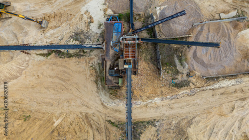 Quadro su tela Top-down aerial view of industrial sorting and crushing machinery in a sand quar